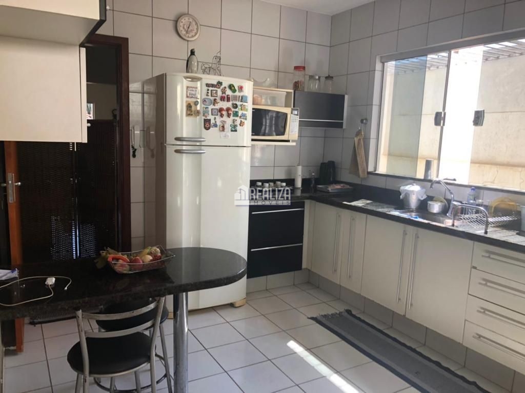 Casa, 2 quartos, 240 m² - Foto 1