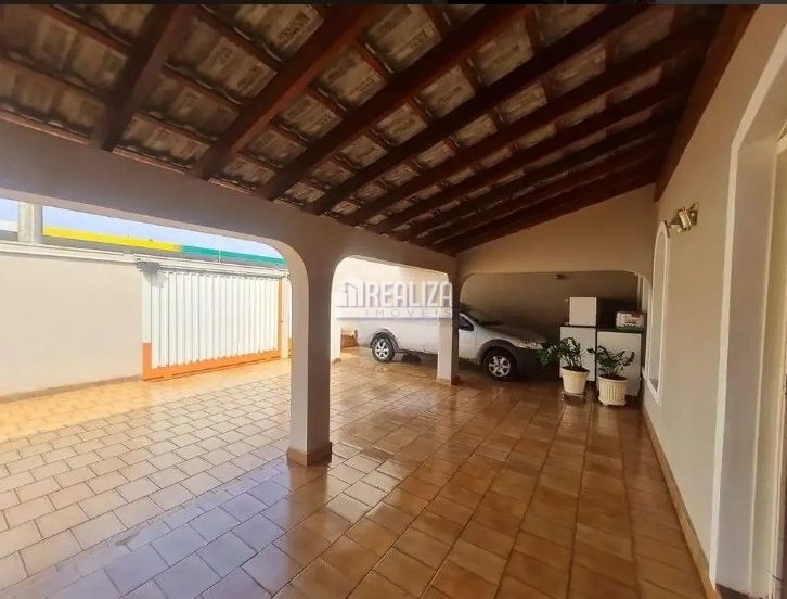 Casa, 3 quartos, 221 m² - Foto 1