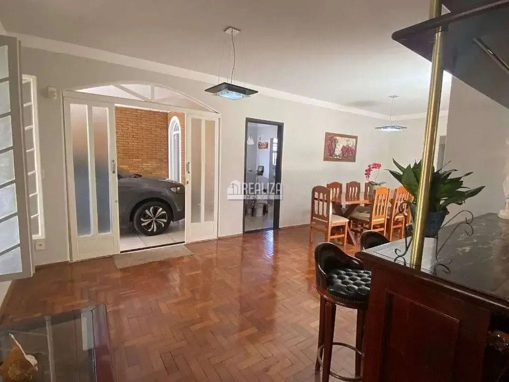 Casa, 3 quartos, 214 m² - Foto 2