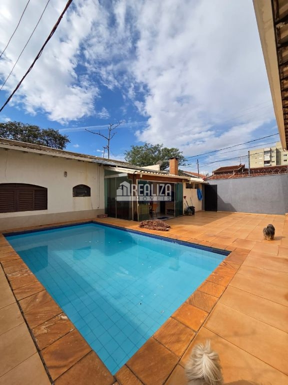 Casa, 3 quartos, 246 m² - Foto 1