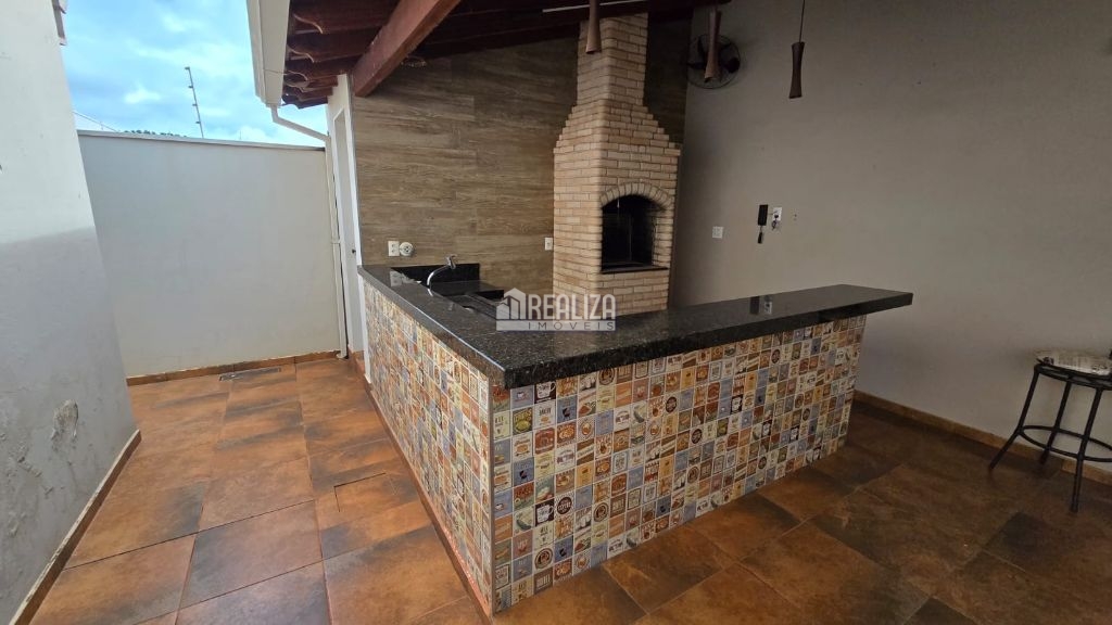 Casa, 5 quartos, 194 m² - Foto 1