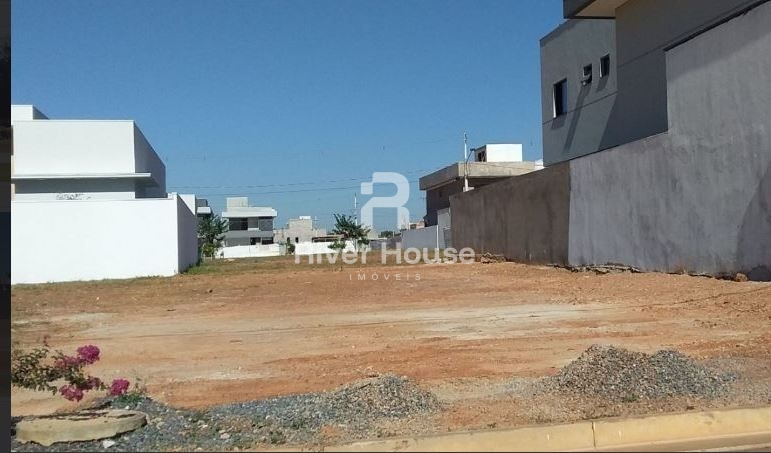 Casa de luxo com 03 suítes no condomínio florais do parque m
