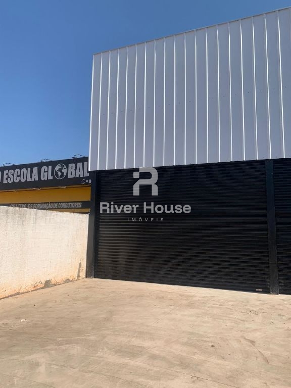 Barracão na avenida das torres
