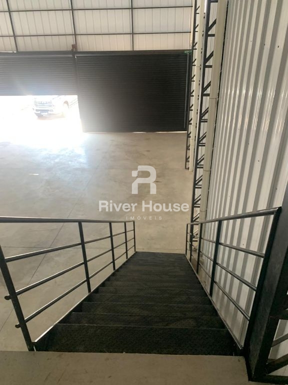 Barracão na avenida das torres