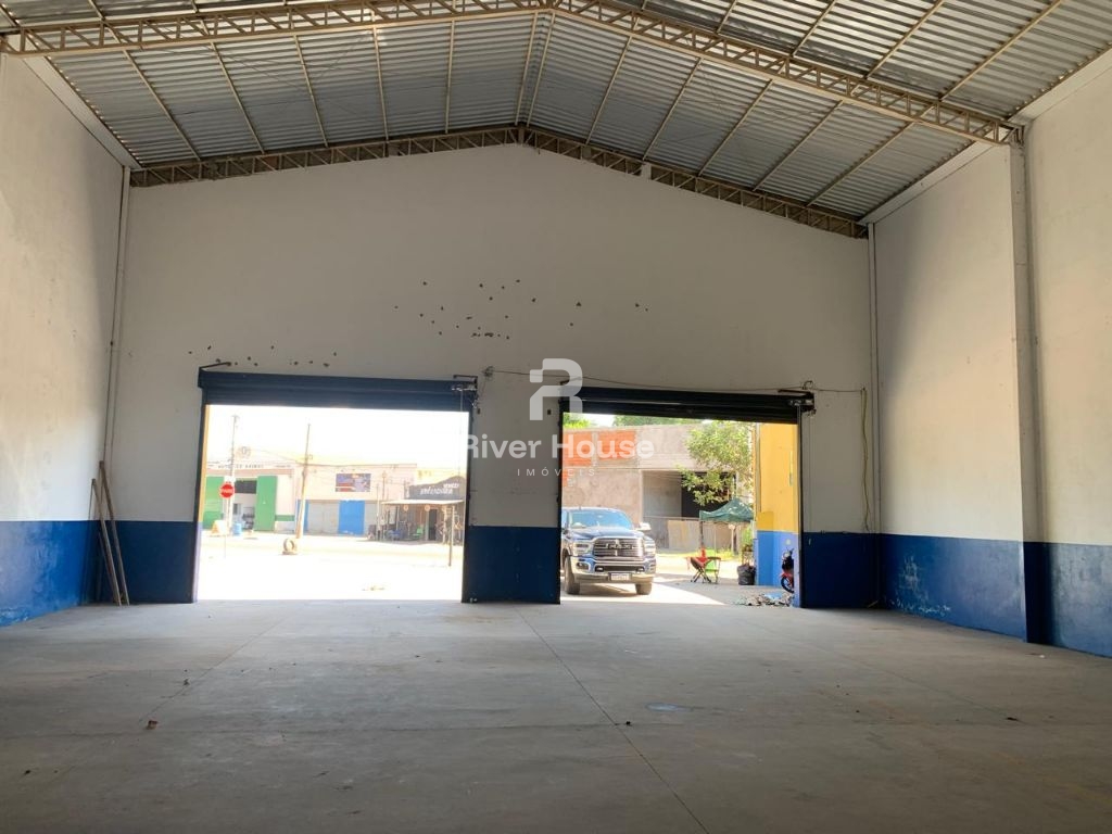 Barracão na avenida das torres