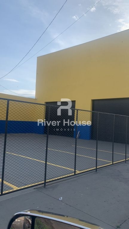 Barracão na avenida das torres