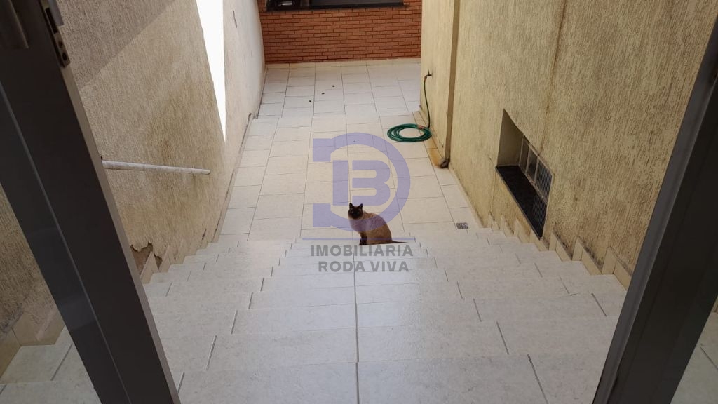 Sobrado com 200 metros - 2 suítes e 03 vagas