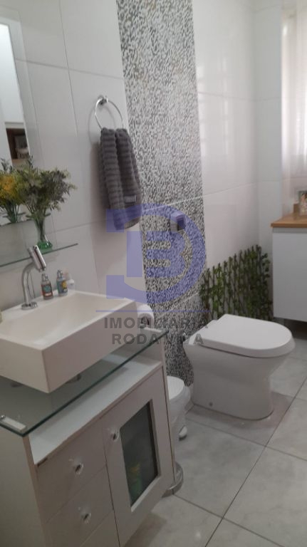 Sobrado com 200 metros - 2 suítes e 03 vagas