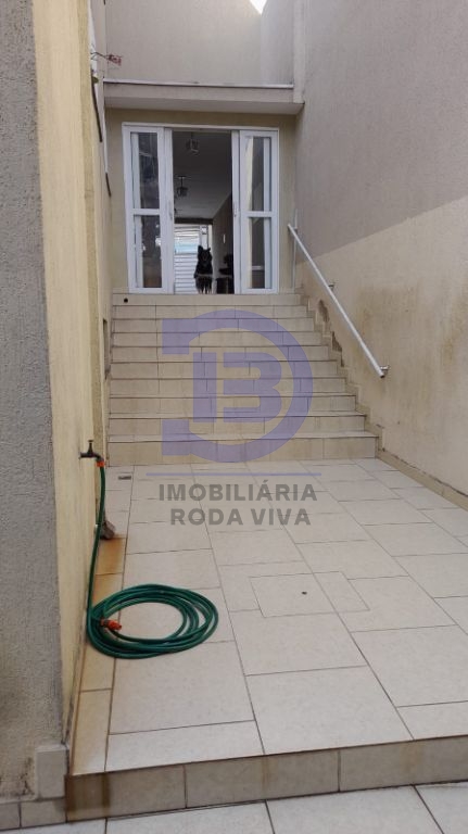Sobrado com 200 metros - 2 suítes e 03 vagas