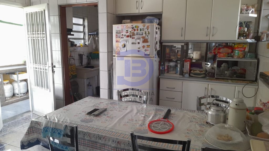 Casa assobradada com 5 dormitórios e edícula