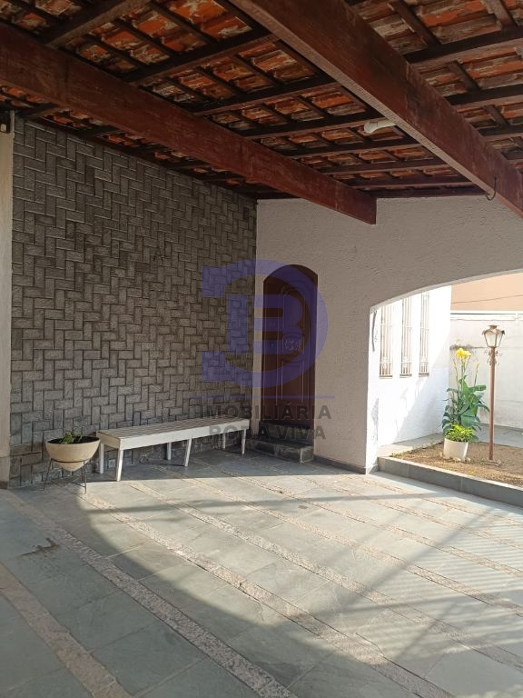Sobrado na Patriarca com 04 dormitórios, sala 02 ambientes, escritorio, 03 banheiros , cozinha, lavanderia, quintal, corredor lateral, 04 vagas de garagem, edícula com sala, cozinha, quarto e…