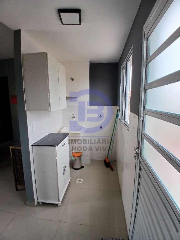 Apto. Studio próximo ao metro guilhermina-esperança com 01 dormitórios, sala, cozinha com armários, lavanderia e quintal.