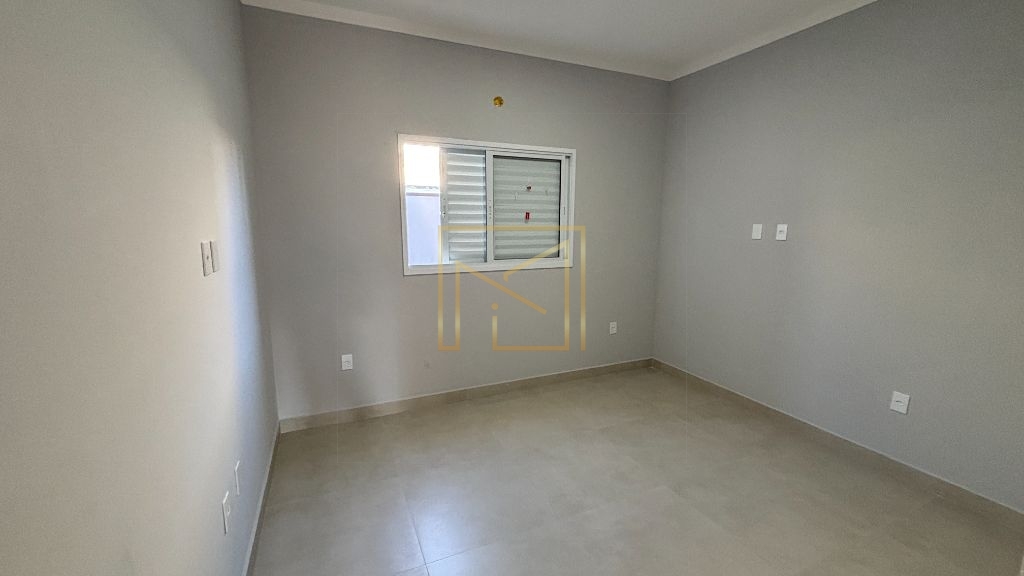 Casa 2 dorm (1 suíte) c/ pé-direito alto e porcelanato – jd.