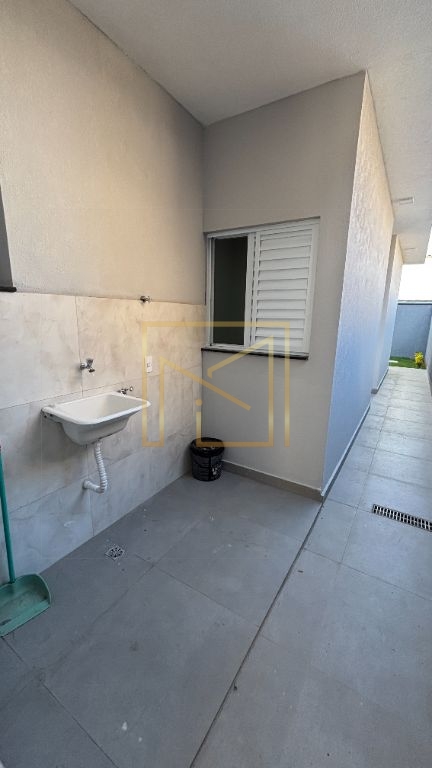 Casa 2 dorm (1 suíte) c/ pé-direito alto e porcelanato – jd.