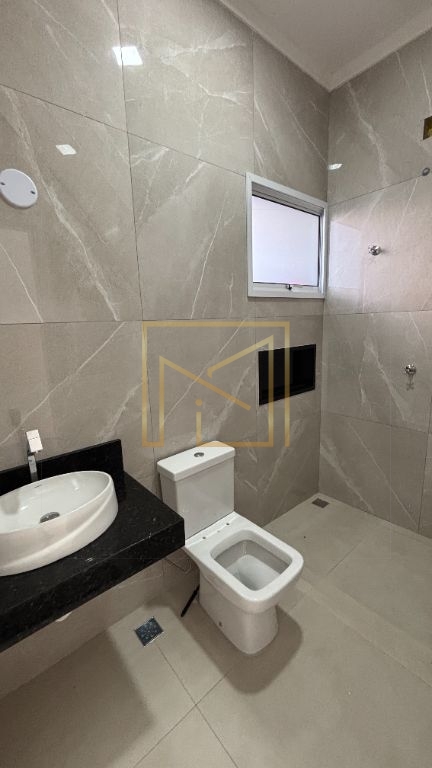 Casa 2 dorm (1 suíte) c/ pé-direito alto e porcelanato – jd.