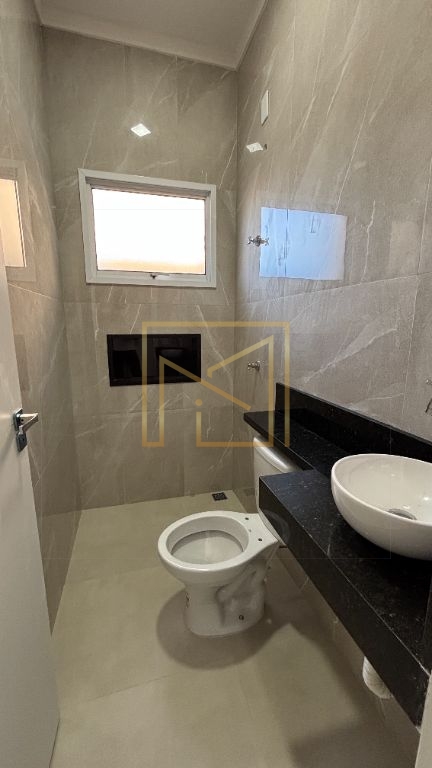 Casa 2 dorm (1 suíte) c/ pé-direito alto e porcelanato – jd.