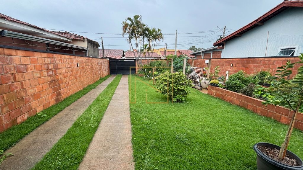Casa com 143m² construídos em terreno de 350m², com ambientes prontos para morar e área e lazer.