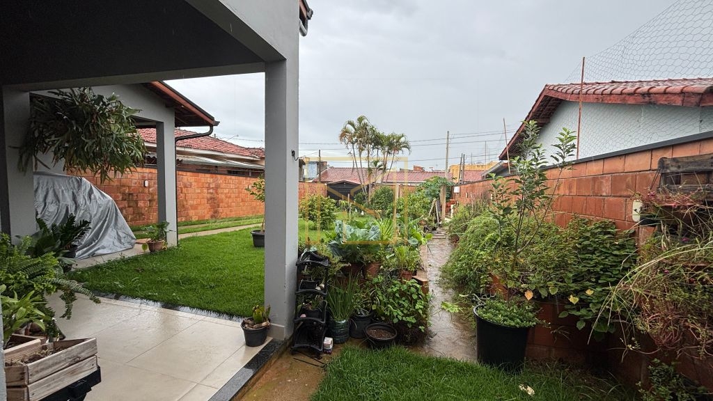 Casa com 143m² construídos em terreno de 350m², com ambientes prontos para morar e área e lazer.