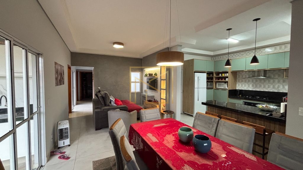 Casa com 143m² construídos em terreno de 350m², com ambiente