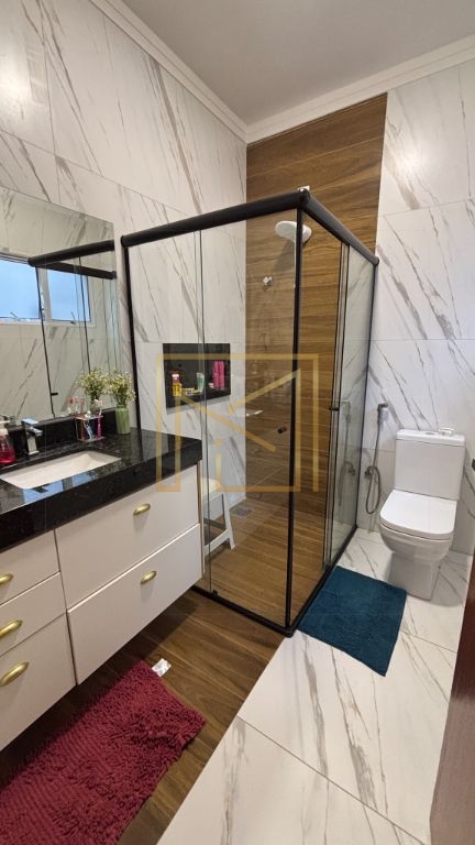 Casa com 143m² construídos em terreno de 350m², com ambiente