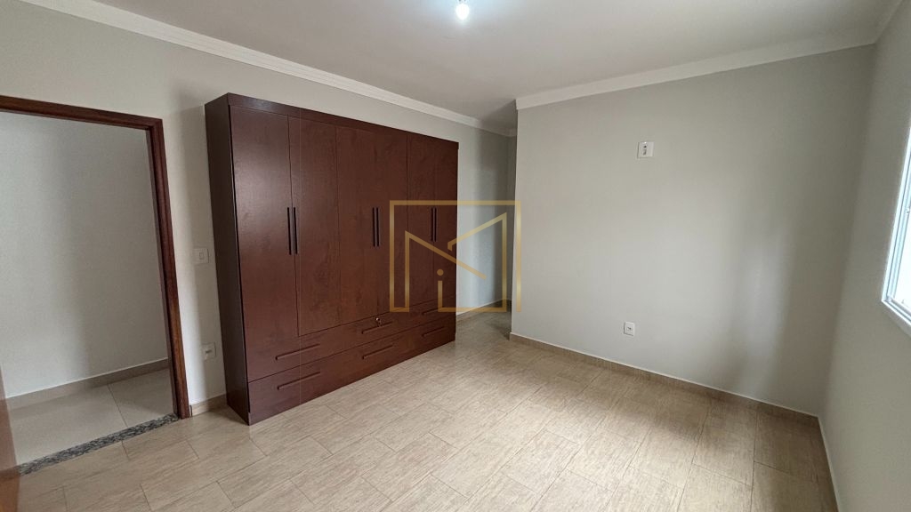 Casa com 143m² construídos em terreno de 350m², com ambientes prontos para morar e área e lazer.