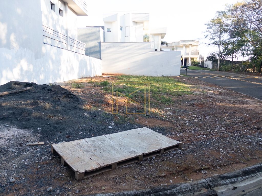Terreno de esquina à venda com 257 m2 no condomínio jardim d