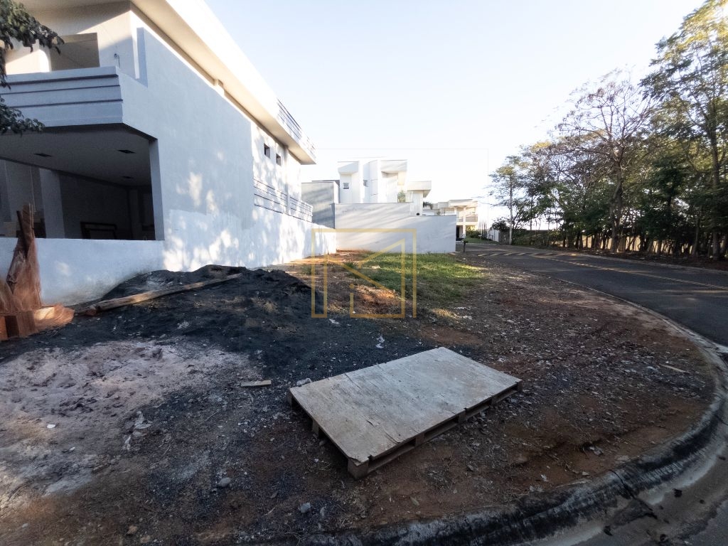 Terreno de esquina à venda com 257 m2 no condomínio jardim d