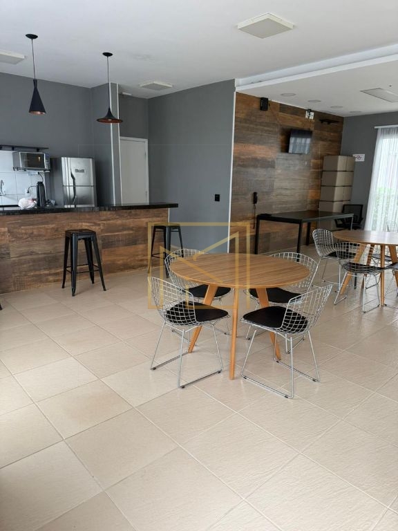 Apartamento no 2º Andar com 2 Dormitórios, Sacada e Condomínio com Piscina