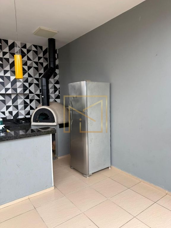 Apartamento no 2º Andar com 2 Dormitórios, Sacada e Condomínio com Piscina