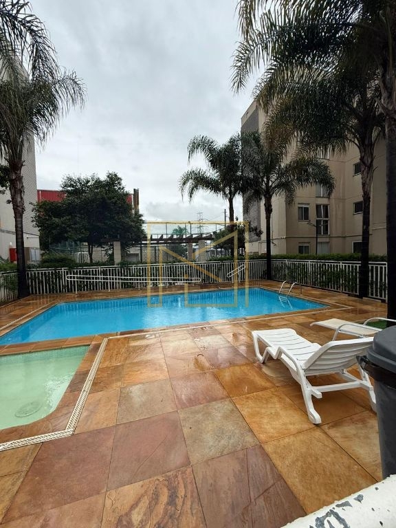 Apartamento no 2º Andar com 2 Dormitórios, Sacada e Condomínio com Piscina