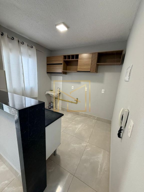 Apartamento no 2º Andar com 2 Dormitórios, Sacada e Condomínio com Piscina