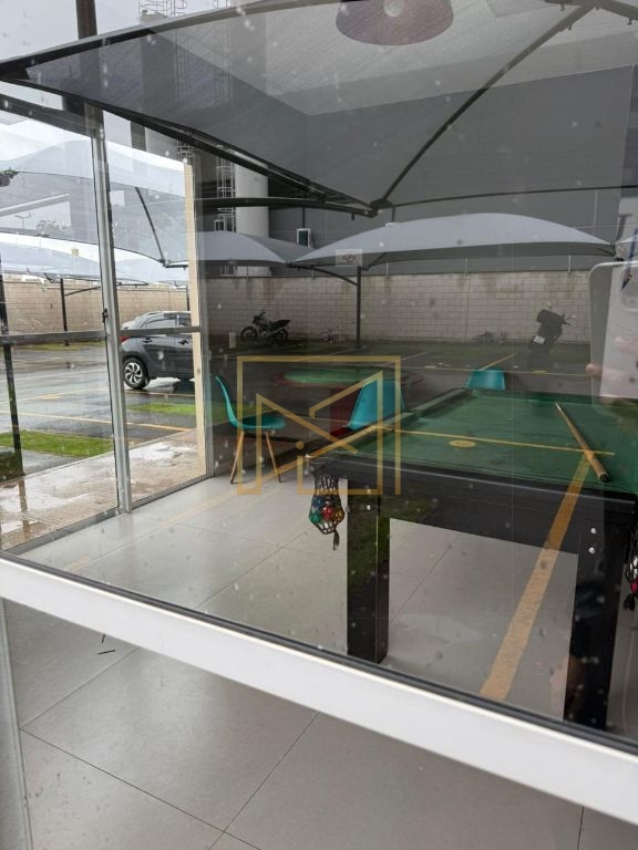 Apartamento no 2º Andar com 2 Dormitórios, Sacada e Condomínio com Piscina