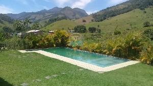 Linda casa na Serra/Trapóleo, em terreno com 5000m2 - Com 3 suítes, espaço gourmet, piscina, campo de futebol e rio dentro da propriedade - Rogério Domingues Simões