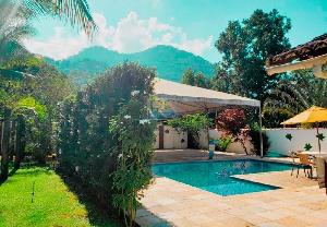 Lindo recanto em Trapóleo (Serra Macaense), com casa de 400m2 em área de 3000m2 - Com área gourmet e piscina - Rogério Domingues Simões