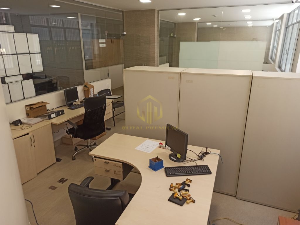 Espaço amplo e moderno: sala comercial em dois andares pront
