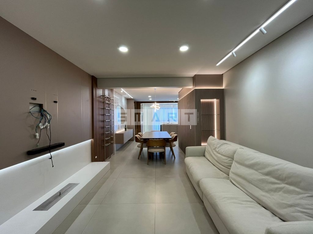 Apartamento à venda com 3 dormitórios, 2 banheiros, 2 vagas de garagens e 131m² de área privativa no bairro Centro