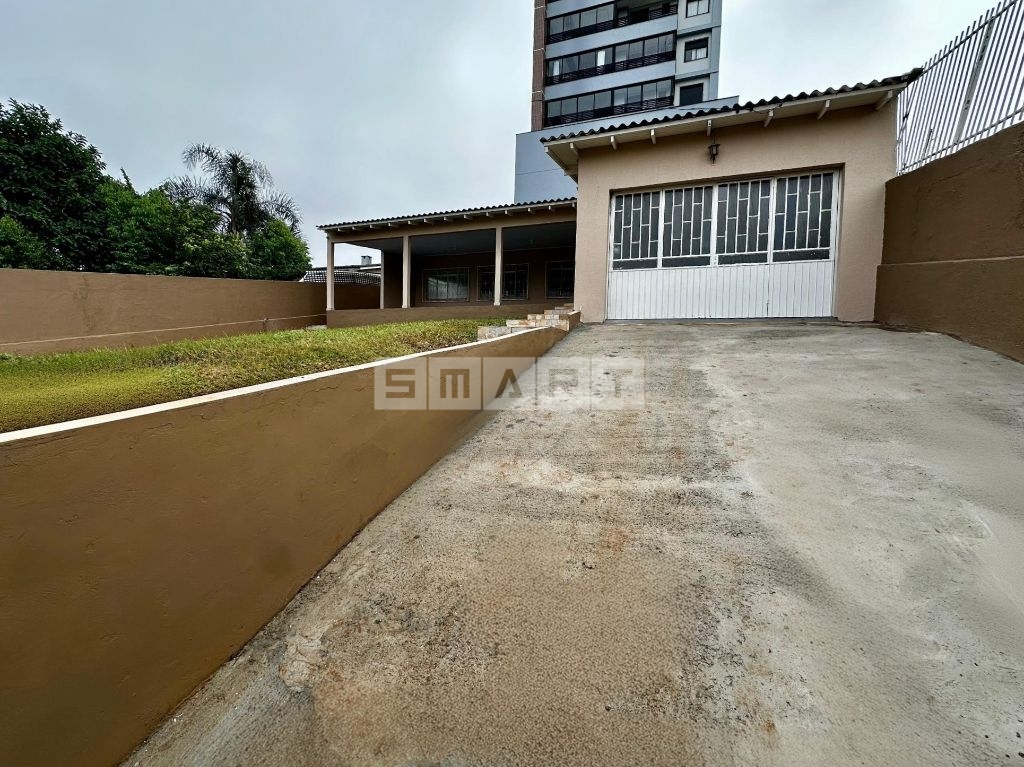 Casa para alugar com 3 dormitórios, 2 banheiros, 1 vaga de garagem e 154m² de área privativa no bairro Centro