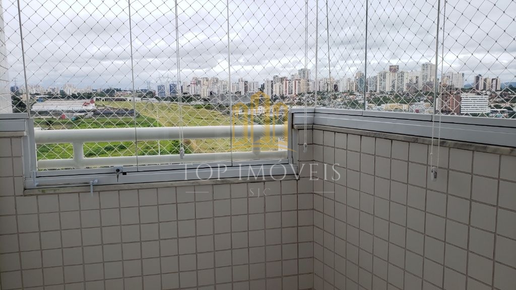 Apartamento com três dormitórios, uma suite e sacada. 108m², duas vagas.