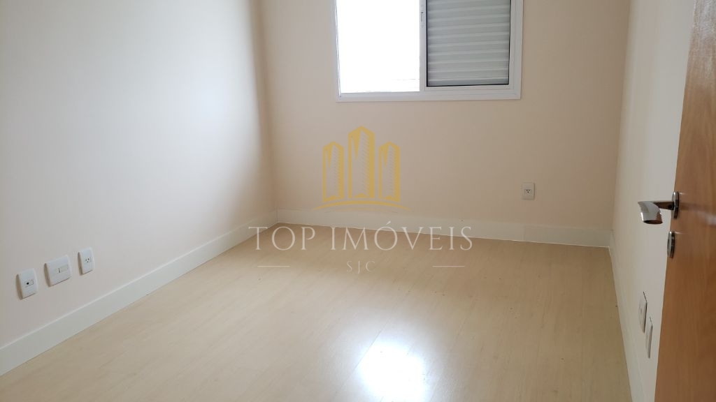 Apartamento com três dormitórios, uma suite e sacada. 108m², duas vagas.