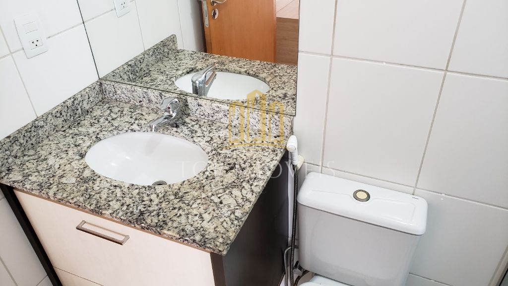 Apartamento com três dormitórios, uma suite e sacada. 108m², duas vagas.