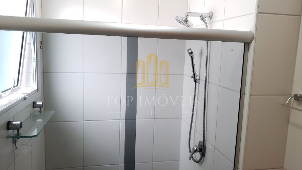 Apartamento com três dormitórios, uma suite e sacada. 108m², duas vagas.