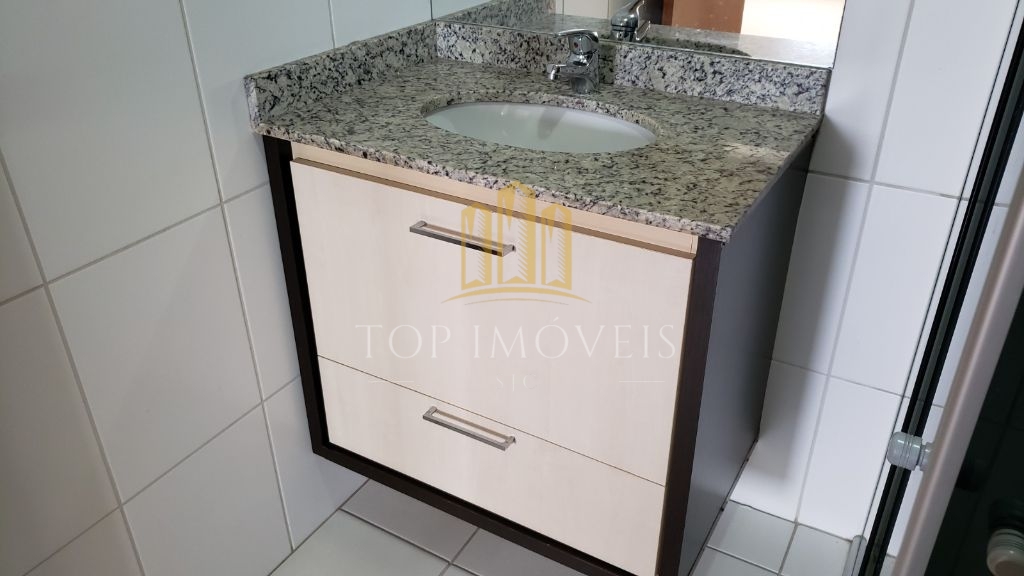 Apartamento com três dormitórios, uma suite e sacada. 108m², duas vagas.