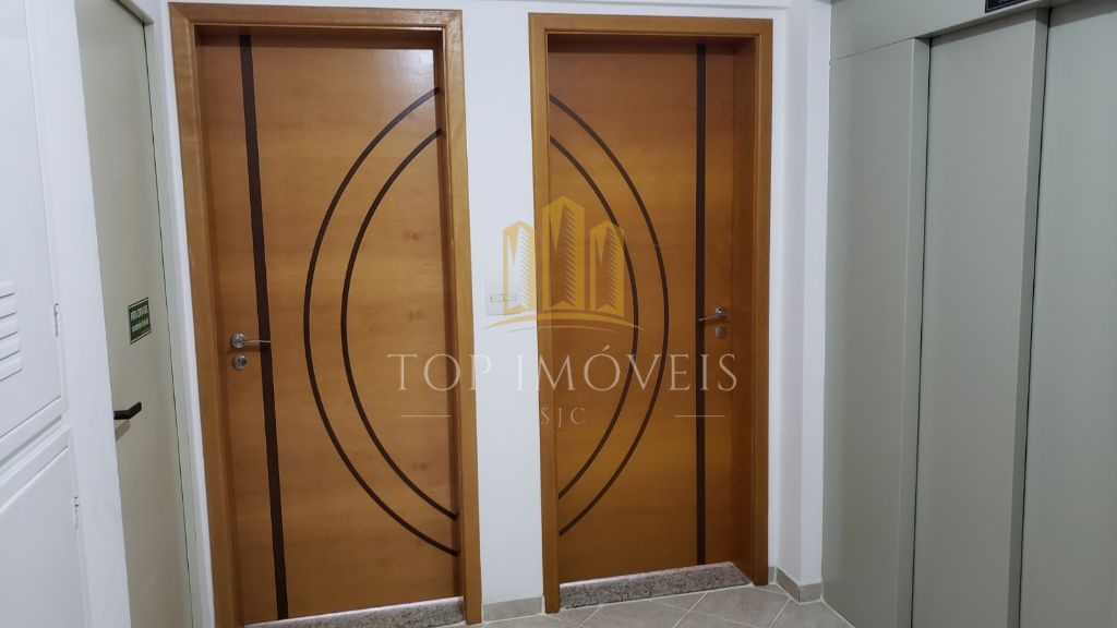 Apartamento com três dormitórios, uma suite e sacada. 108m², duas vagas.
