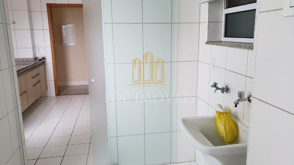 Apartamento com três dormitórios, uma suite e sacada. 108m², duas vagas.