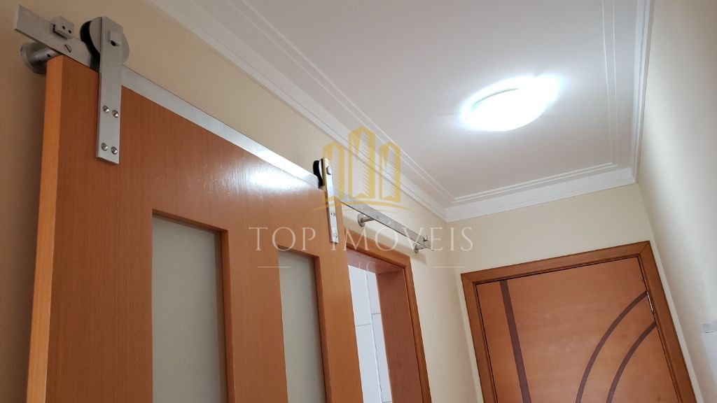 Apartamento com três dormitórios, uma suite e sacada. 108m², duas vagas.