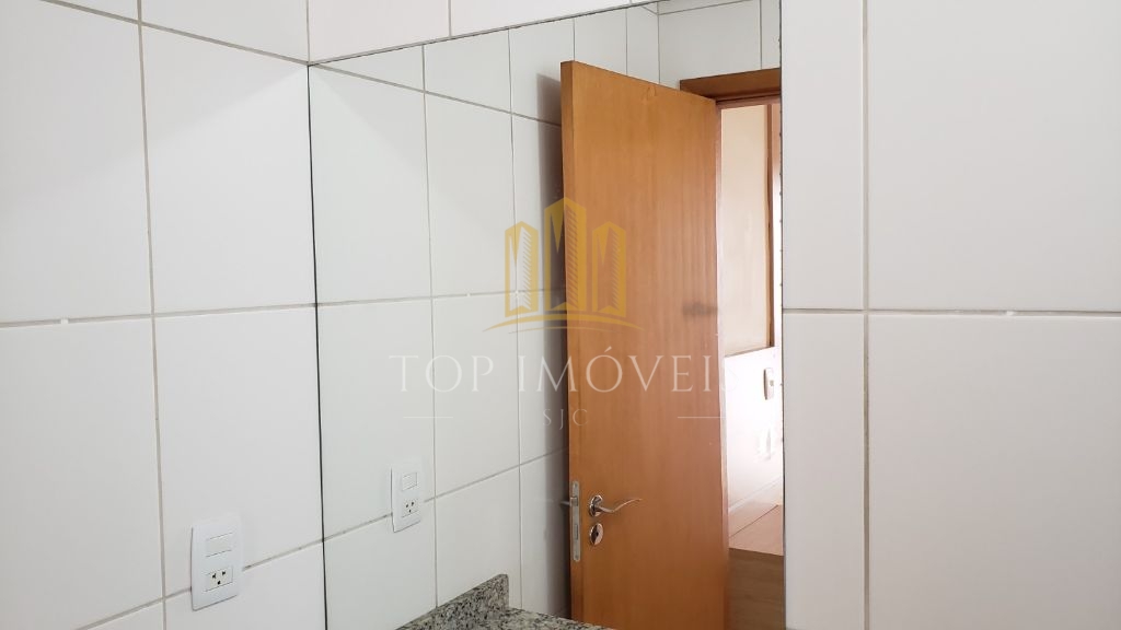 Apartamento com três dormitórios, uma suite e sacada. 108m², duas vagas.