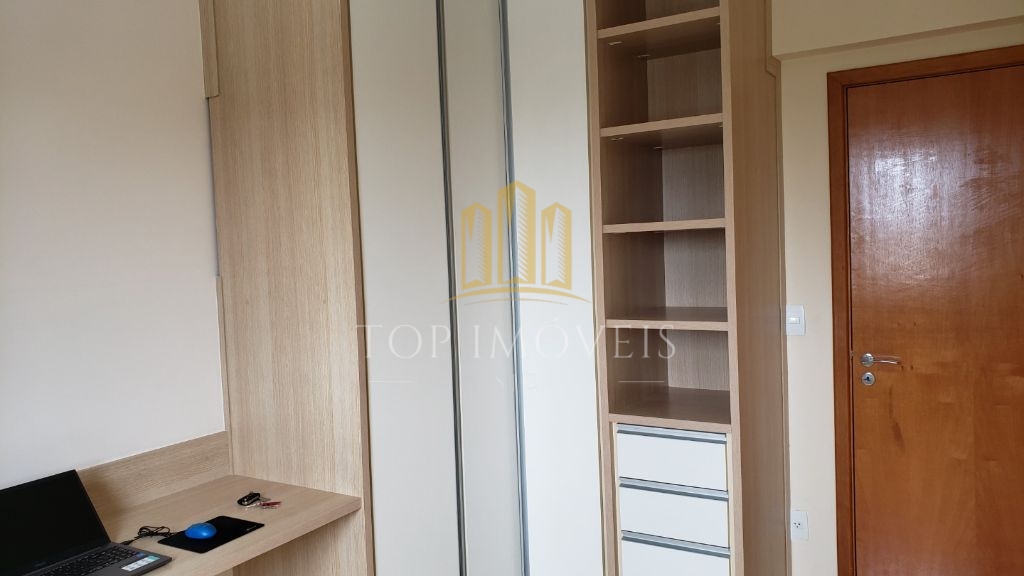 Apartamento com três dormitórios, uma suite e sacada. 108m², duas vagas.