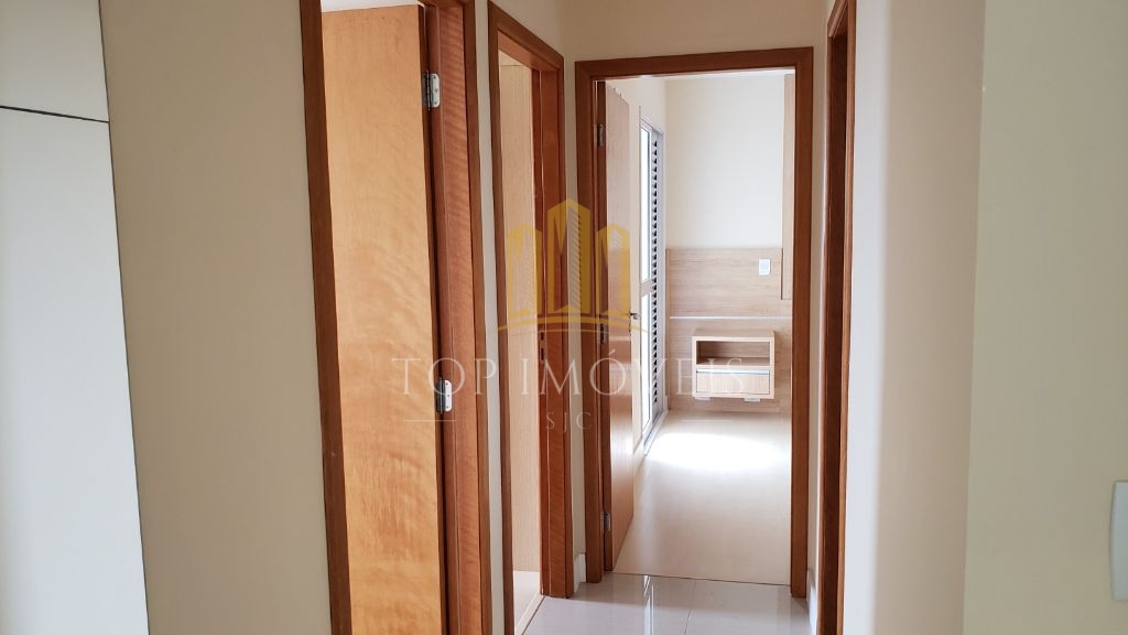 Apartamento com três dormitórios, uma suite e sacada. 108m², duas vagas.