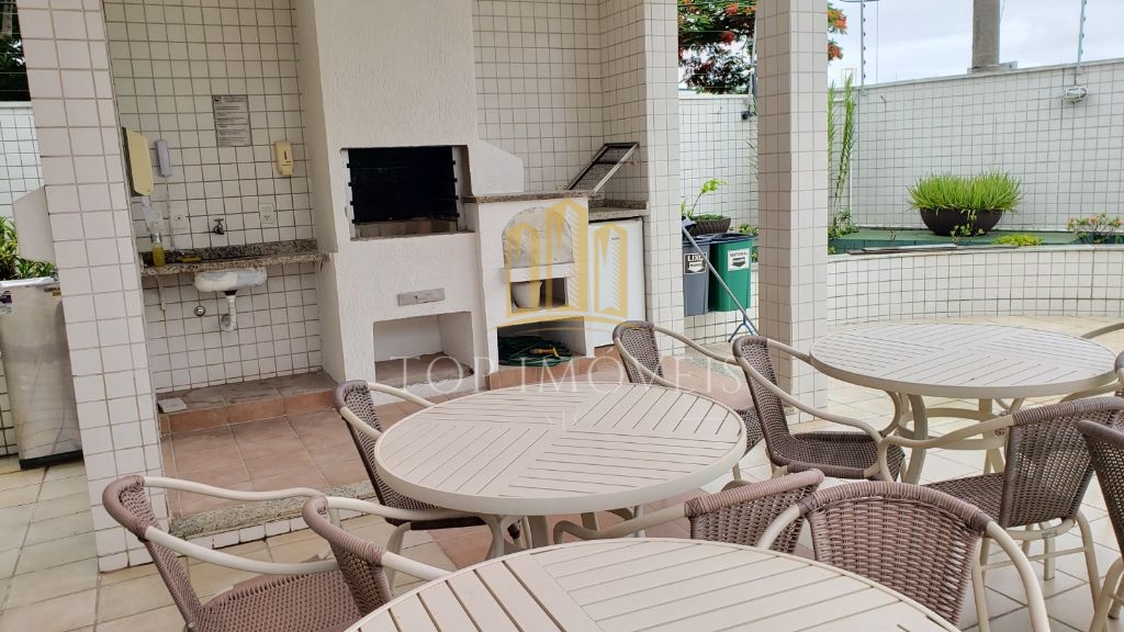 Apartamento com três dormitórios, uma suite e sacada. 108m², duas vagas.
