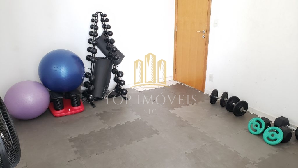 Apartamento com três dormitórios, uma suite e sacada. 108m², duas vagas.